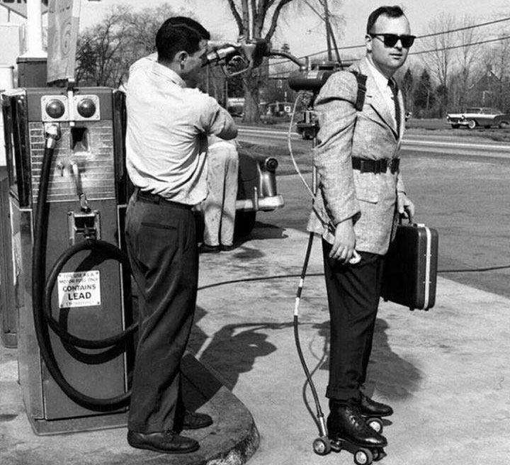 یک مرد در حال سوختگیری برای اسکیت هایی که با بنزین کار می کنند / ۱۹۶۱